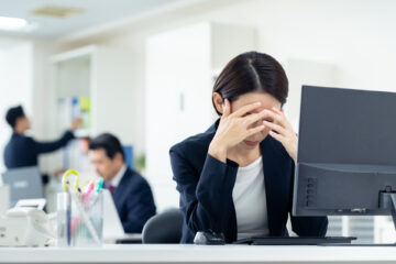 仕事の悩み・職場ストレス・上司部下の関係に悩む女性